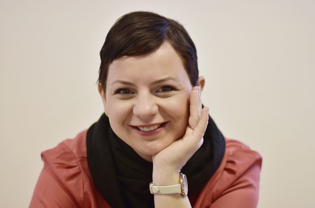 Porträt von Anja Jaritz, Klinische Psychologin, Gesundheitspsychologin und Gründerin von CAPLESS.